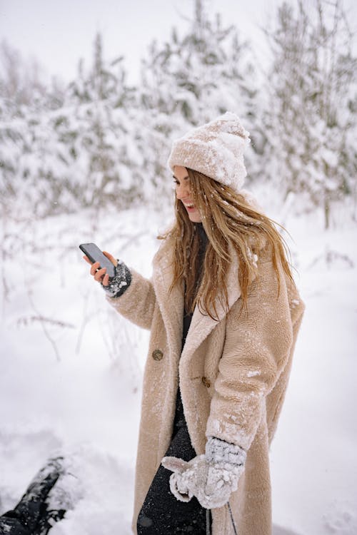 Le Duo Indispensable pour Affronter l'Hiver : Gants et Bonnets (Emma Dubois)